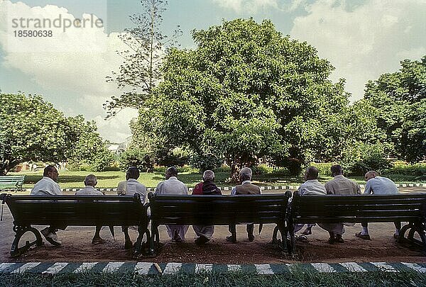 Menschen sitzen entspannt im Lal Bagh Garten  Bengaluru Bangalore  Karnataka  Südindien  Indien  Asien