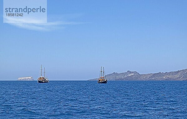 Ausflugsschiffe vor Santorin