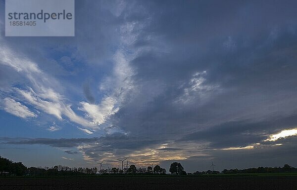 Windkrafträder vor Wolkenhimmel