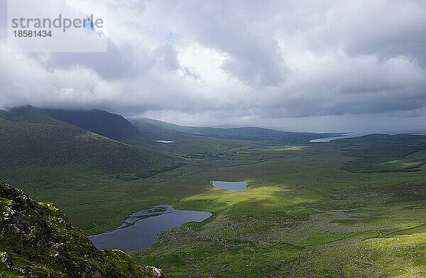 Blick vom Connor Pass zur Brandon Bay  Dingle Halbinsel  County Kerry  Irland  Europa