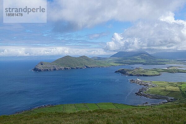 Aussicht über Küste und Meer  Aussichtspunkt am Geokaun mountain  Valentia Island  County Kerry  Irland  Europa