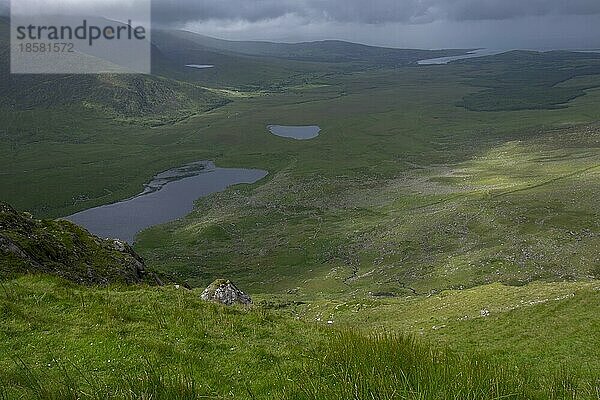 Blick vom Connor Pass zur Brandon Bay  Dingle Halbinsel  County Kerry  Irland  Europa