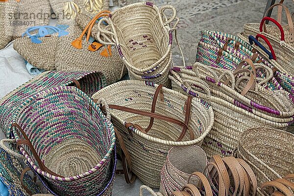 Traditionelle Korbtaschen  Wochenmarkt Santanyi  Mallorca  Balearen  Spanien  Europa