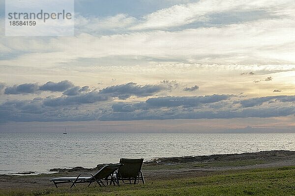 Zwei Liegen am Strand