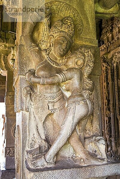 Ein verliebtes Paar im Durga-Tempel  Aihole  Karnataka  Südindien  Indien  Asien