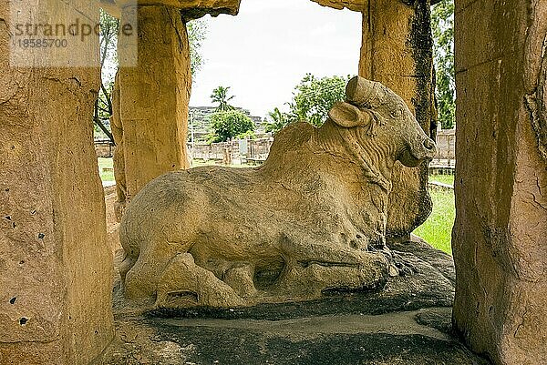 Nandi in einem Mandap im Mallikarjuna-Tempel in Aihole  Karnataka  Südindien  Indien  Asien