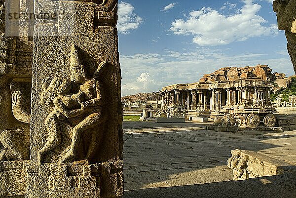 Liebespaar auf einer Säule im eleganten und reich verzierten Kalyana Mandapa Hochzeitspavillon und Steinwagen im Vitthala-Tempelkomplex in Hampi  Karnataka  Südindien  Indien. UNESCO-Weltkulturerbe