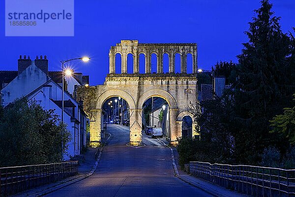 Römisches Stadttor Porte d'Arroux  blaue Stunde  blaue Stunde  Autun  Département Saône-et-Loire  Region Bourgogne-Franche-Comté  Burgund  Frankreich  Europa