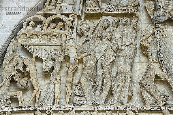 Berühmter Tympanon der Kathedrale Saint-Lazare mit dem Jüngstem Gericht  Detail  Autun  Département Saône-et-Loire  Region Bourgogne-Franche-Comté  Burgund  Frankreich  Europa
