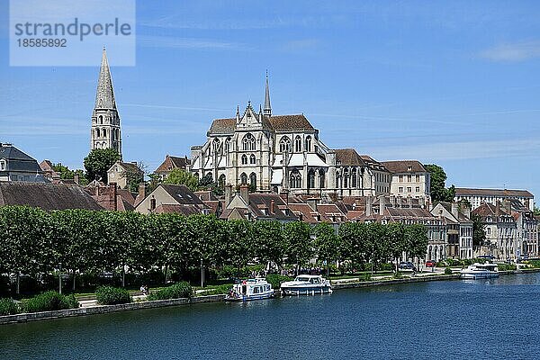 Cathédrale Saint-Étienne am Fluss Yonne  Auxerre  Département Yonne  Region Bourgogne-Franche-Comté  Burgund  Frankreich  Europa