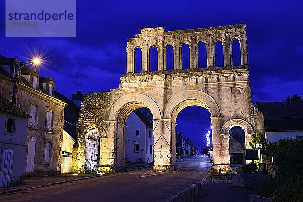Römisches Stadttor Porte d'Arroux  blaue Stunde  blaue Stunde  Autun  Département Saône-et-Loire  Region Bourgogne-Franche-Comté  Burgund  Frankreich  Europa
