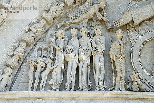 Tympanon der frühgotischen Basilika Sainte-Marie-Madeleine  jüngstes Gericht  Detail  Vézelay  Département Yonne  Region Bourgogne-Franche-Comté  Burgund  Frankreich  Europa