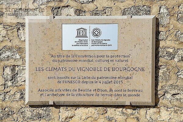 Schild am Weingut Château du Clos de Vougeot  Unesco-Welterbe  bei Nuits-Saint-George  Departement Côte-dOr  Bourgogne-Franche-Comté  Burgund  Frankreich  Europa