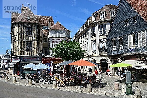 Straßenszene auf der Place Charles Surugue  Auxerre  Département Yonne  Region Bourgogne-Franche-Comté  Burgund  Frankreich  Europa