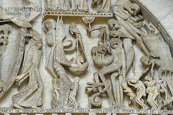 Berühmter Tympanon der Kathedrale Saint-Lazare mit dem Jüngstem Gericht  Detail  Autun  Département Saône-et-Loire  Region Bourgogne-Franche-Comté  Burgund  Frankreich  Europa