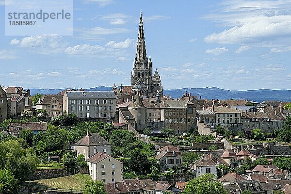 Blick auf die Stadt Autun mit der Kathedrale Saint-Lazare  Département Saône-et-Loire  Region Bourgogne-Franche-Comté  Burgund  Frankreich  Europa