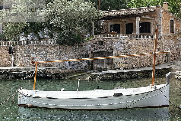 Ein typisch mallorquinisches Boot  das Laúd in Cala Figuera