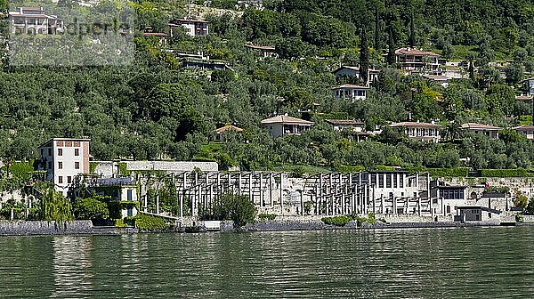 Traditionelles Zitronengewächshaus  auch Limonaie genannt am Ufer des Gardasee