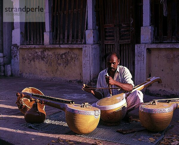 Veena-Herstellung in Thanjavur  Tanjore  Tamil Nadu  Südindien  Indien  Asien