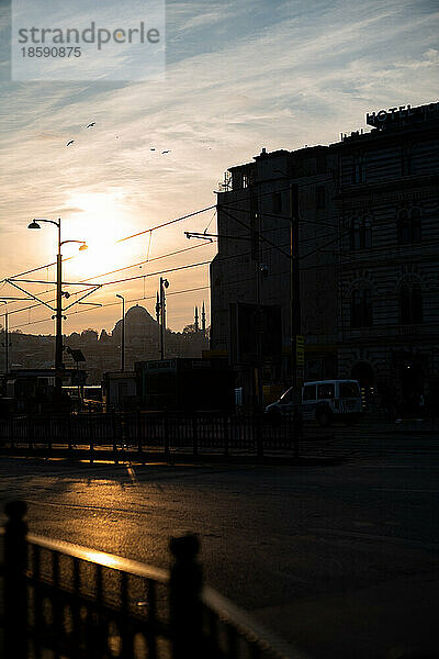 Türkei  Istanbul  Straße bei Sonnenuntergang