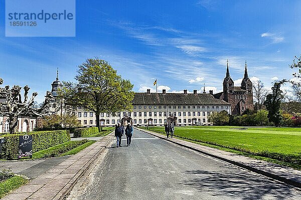 Besucher  Touristen auf dem Weg zur Landesgartenschau 2023  ehemalige Abtei und Schloss Corvey  Höxter  Deutschland  Europa