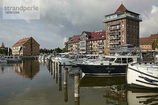 Hausboote in Neustrelitz  Mecklenburger Seenplatte  Mecklenburg-Vorpommern  Deutschland  Europa