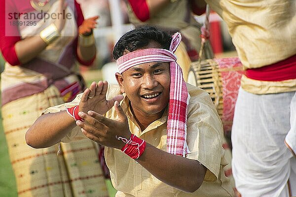 Guwahati  Assam  Indien. 14. April 2023. Junge Frauen in traditionellen Mekhela Chadar führen einen Bihu Tanz auf  während sie das von der All Assam Students Union (AASU) organisierte Rongali Bihu Festival auf dem Judge Field in Guwahati  Indien am 14. April 2023 feiern