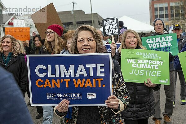 Royal Oak  Michigan USA  22. April 2022  Der Klimamarsch zum Tag der Erde in Oakland County (Michigan) zog Hunderte von Menschen in die Vorstadt von Detroit  die zum Handeln gegen den Klimawandel aufriefen
