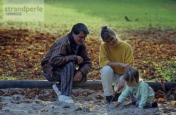 Familie  Eltern mit Kind im Freien  Herbst