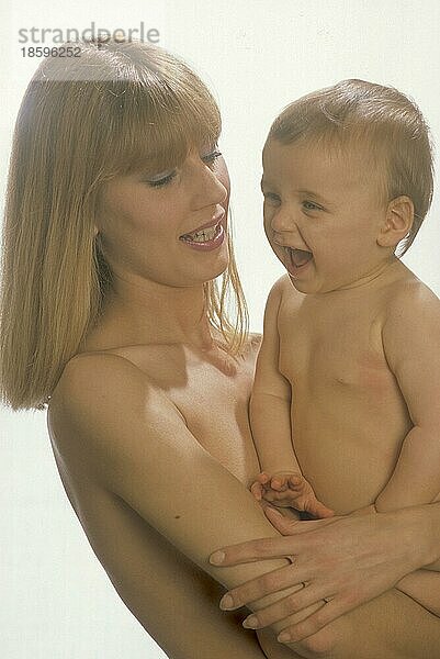 Frau mit Baby  nackt