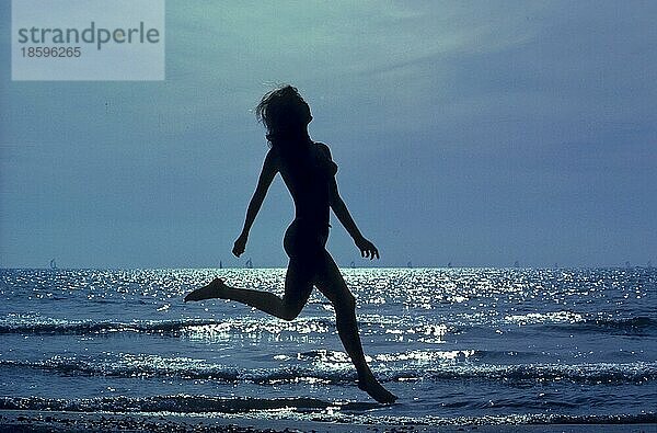 Frau beim Laufen am Strand  Meer  Silhouette  Schattenriss