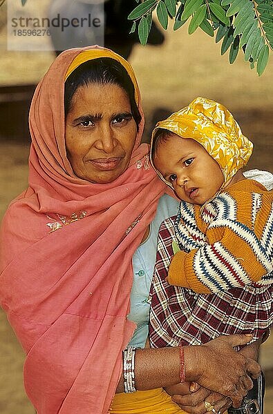 Indische Frau mit Kind  Indische Familie  Corbett  Indien  Asien