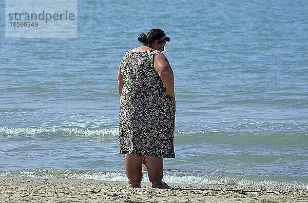 Dicke Frau am Strand