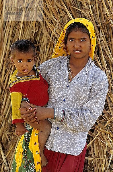 Indische Frau mit Kind  Indische Familie  Corbett  Indien  Asien