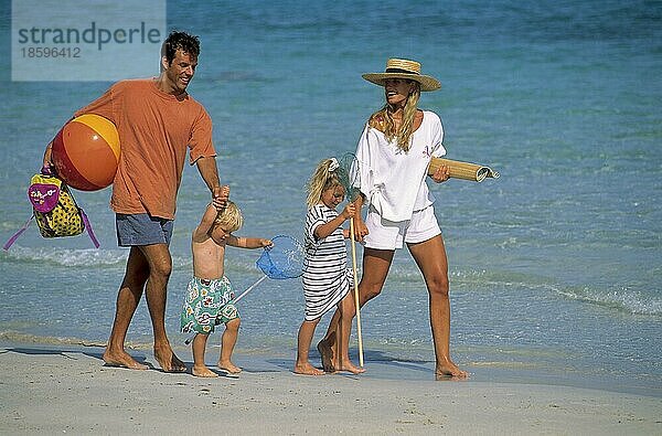 Paar mit 2 Kindern am Strand