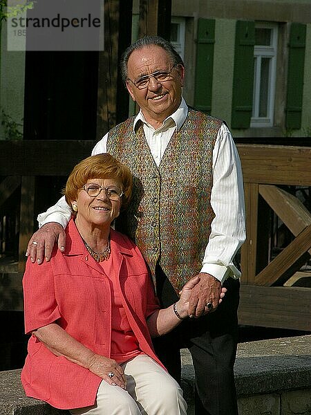 Älteres Ehepaar im Park  posierend  Porträt  freundlich  lächelnd  Older married couple  posing  portrait  friendly  smiling