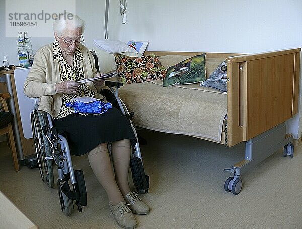 Alte Frau 95 Jahre alt  Porträt liest Glückwunschkarte zum Geburtstag