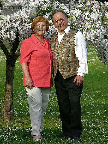 Älteres Ehepaar im Park  posierend  Porträt  freundlich  lächelnd  Older married couple  posing  portrait  friendly  smiling