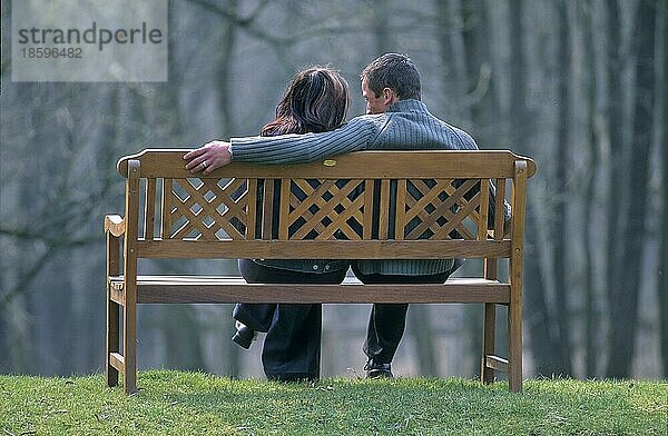 Paar sitzt auf Parkbank