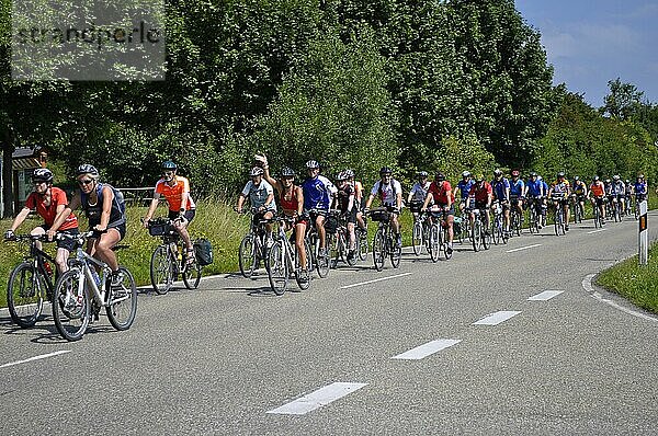 Tour de Ländle bei Knittlingen 2009  Fahrradfahrer auf der Straße  Fahrradgruppe