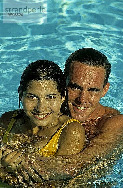 Junge Leute im Swimmingpool  Paar am Wasserbecken  Männer  Frauen  Mädchen  Urlaubsstimmung  Ferienstimmung  Freizeit