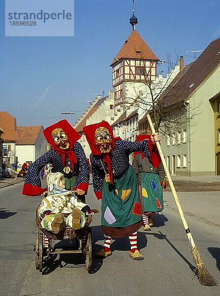 Bräunlinger Hexen  Narrenumzug  Parade  Funkengarde  Württembergische Karnevalsvereine in Baden-Württemberg  Deutschland  Europa