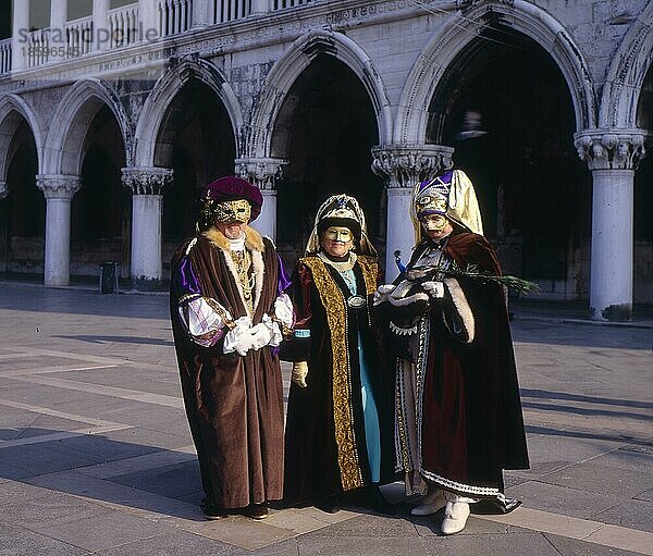 Karneval in Venedig dauert genau 10 Tage  beginnt am Wochenende vor dem normalen Karneval und endet am Aschermittwoch  Carnevale di Venezia  Carnival in Venice lasts exactly 10 days  begins on the week-end before the normal carnival and ends on the