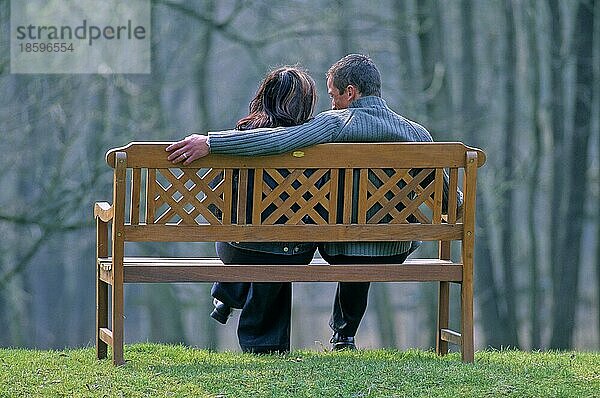 Paar sitzt auf Parkbank