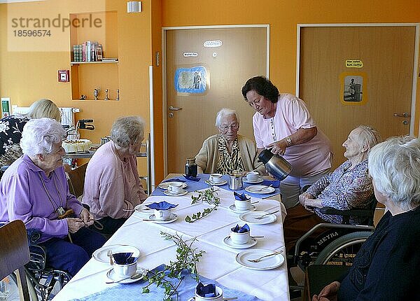 Geburtstagsfeier im Altenheim  Kaffee und Kuchen am Nachmittag