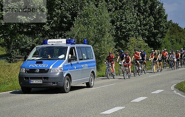 Tour de Ländle bei Knittlingen 2009  Fahrradfahrer auf der Straße  Kleinbuß  Polizeibegleitfahrzeug  Fahrradgruppe