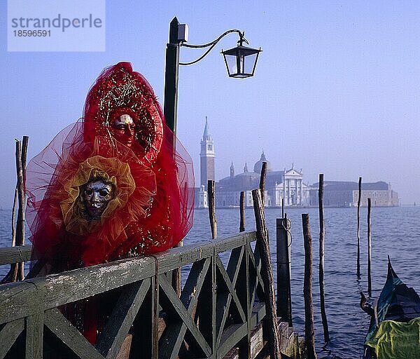 Karneval in Venedig dauert genau 10 Tage  beginnt am Wochenende vor dem normalen Karneval und endet am Aschermittwoch  Carnevale di Venezia  Carnival in Venice lasts exactly 10 days  begins on the week-end before the normal carnival and ends on the