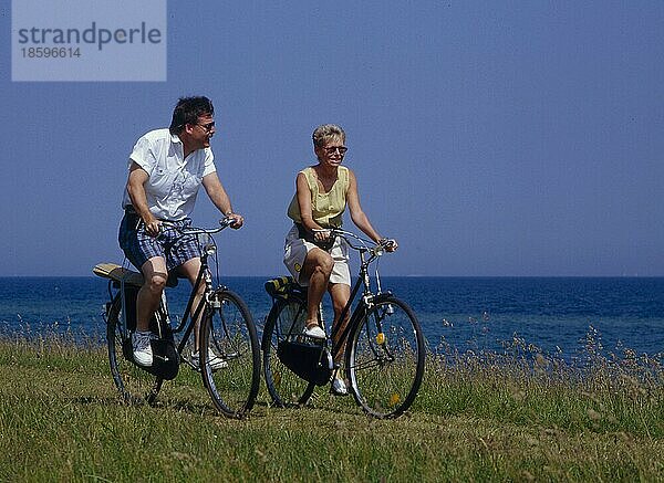 Älteres Paar  Fahrradtour am Meer  Nordsee