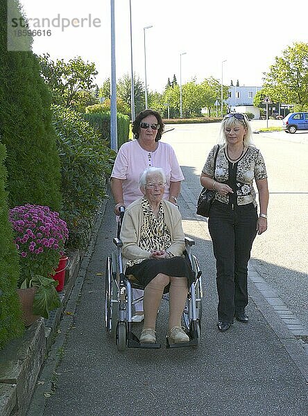Drei Generationen beim Spaziergang mit Rollstuhl  Mutter  Tochter  Oma  2 zwei Mütter  2 zwei Töchter