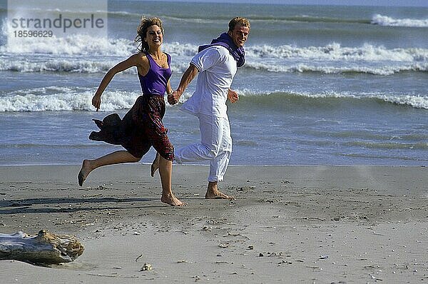Junges Paar läuft am Strand